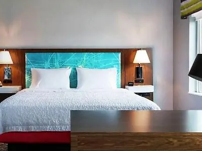 Hampton Inn & Suites By Hilton Toronto Downtown 3*,